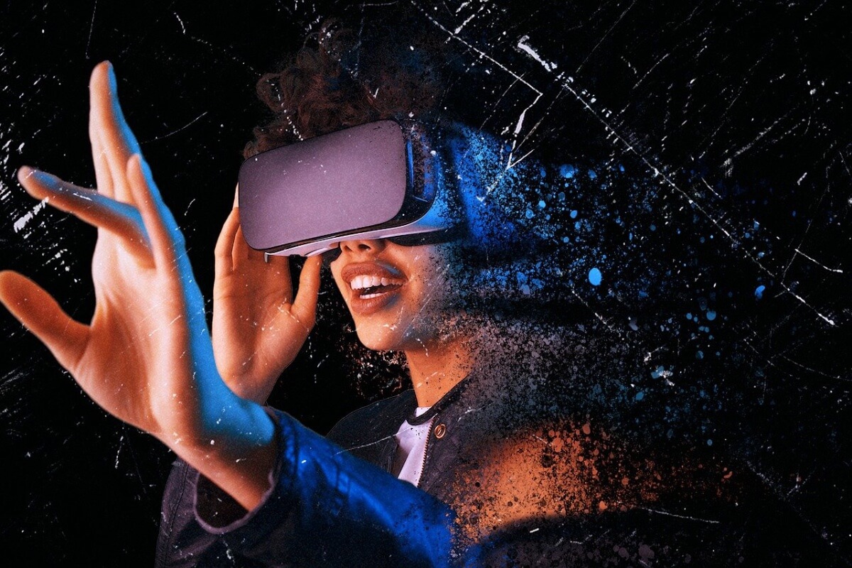 How Virtual Reality is Transforming Online Experiences and Interactions